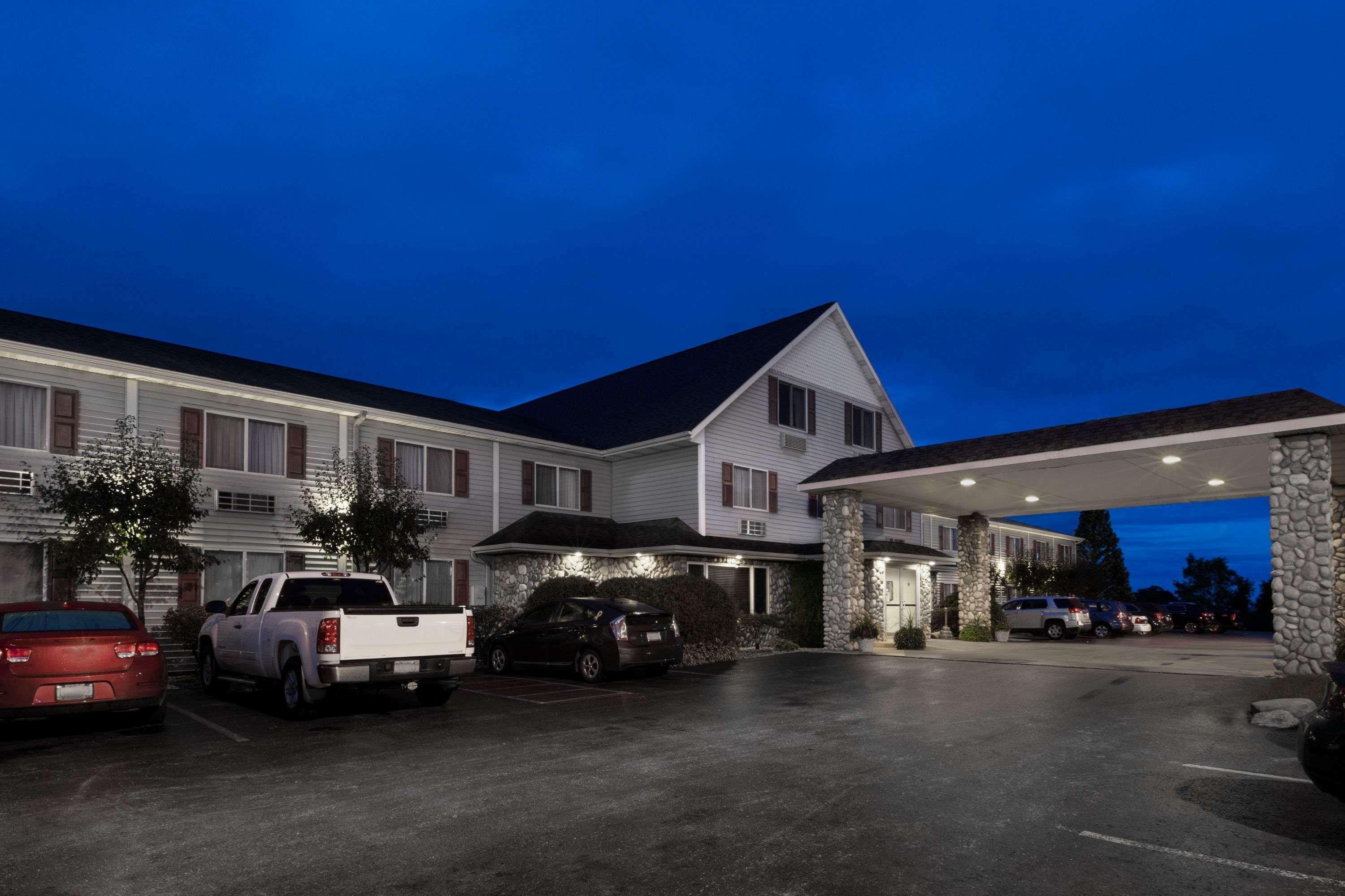 Super 8 By Wyndham St. Ignace Hotel Exterior photo